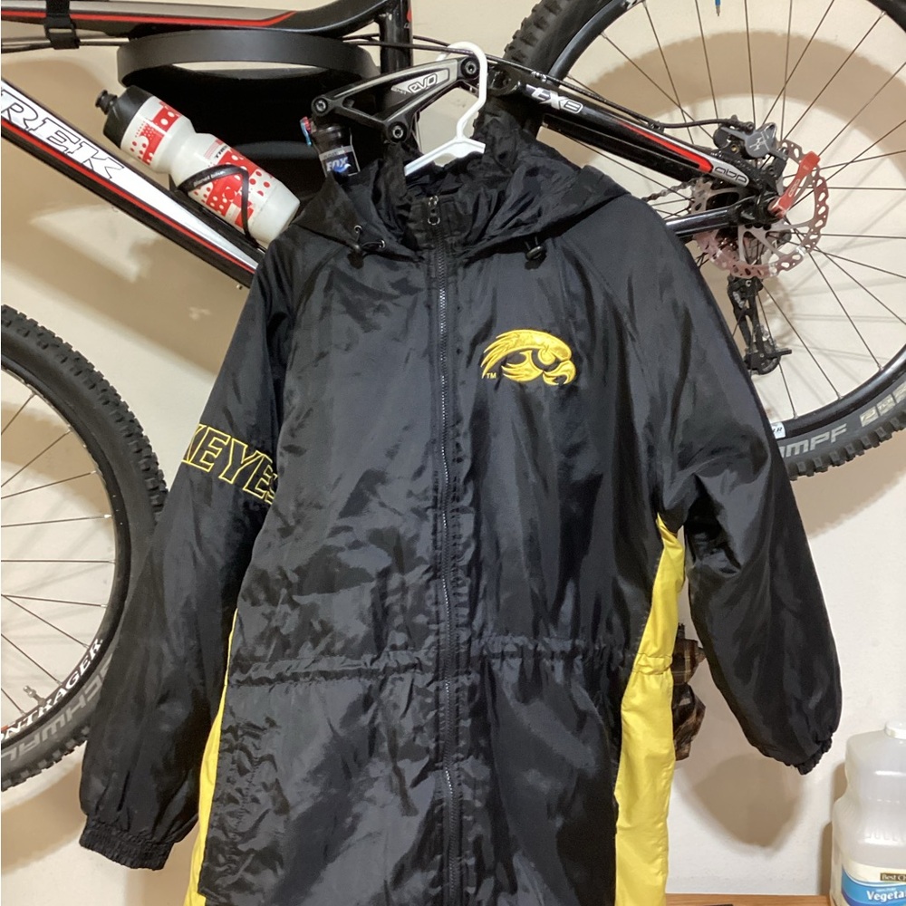Vintage Men's Black and Yellow IOWA Hawkeyes parka